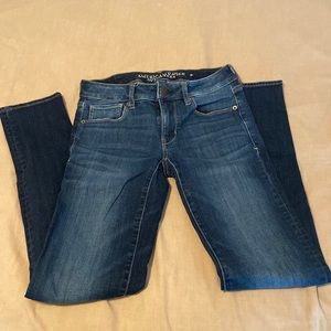 American eagle skinny jeans in dark wash. Size 2. Never worn.